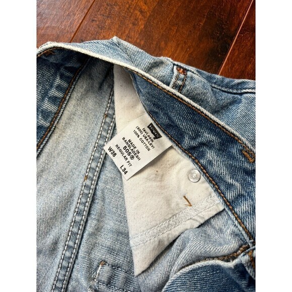 Levi 505 Women’s Raw Cut Off Distressed Light wash Jean short Sz 36 - Picture 3 of 8